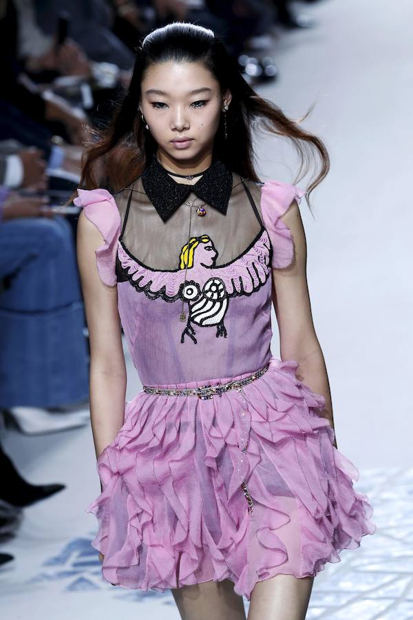 La firma homenajea con sus diseños a la artista franco-estadounidense en la Semana de la Moda de París