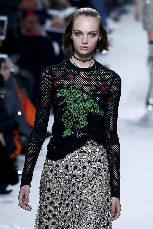 La firma homenajea con sus diseños a la artista franco-estadounidense en la Semana de la Moda de París