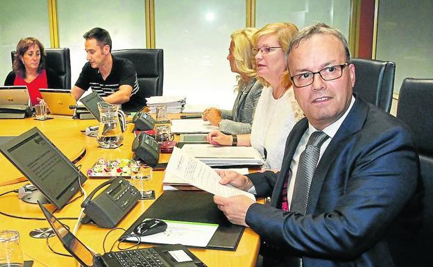 El consejero Alfredo Retortillo compareció este miércoles a petición propia en el Parlamento. 