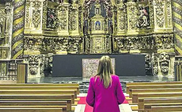 Imagen principal - De arriba a abajo y de izquierda a derecha. Una joven observa el retablo mayor de la iglesia. Interior de la cueva de los 100 Pilares. Un asistente a la exposición fotografía un cuadro.