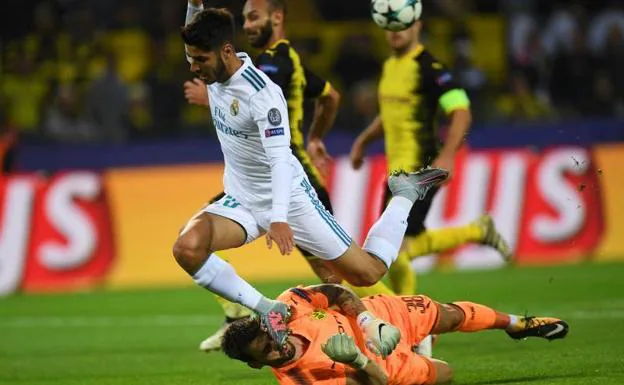 Marco Asensio salta sobr el portero del Dortmund. 
