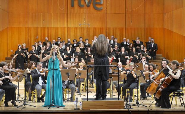 Edurne grabando el tema de Eurovisión con la orquesta de RTVE.