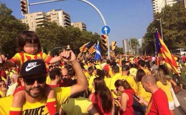 Gerard Piqué y su hijo Milan en la manifestación de la Diada de 2014.