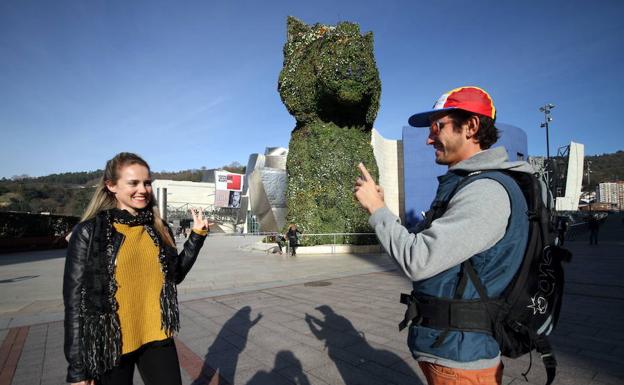 Turistas en el Guggenheim de Bilbao.