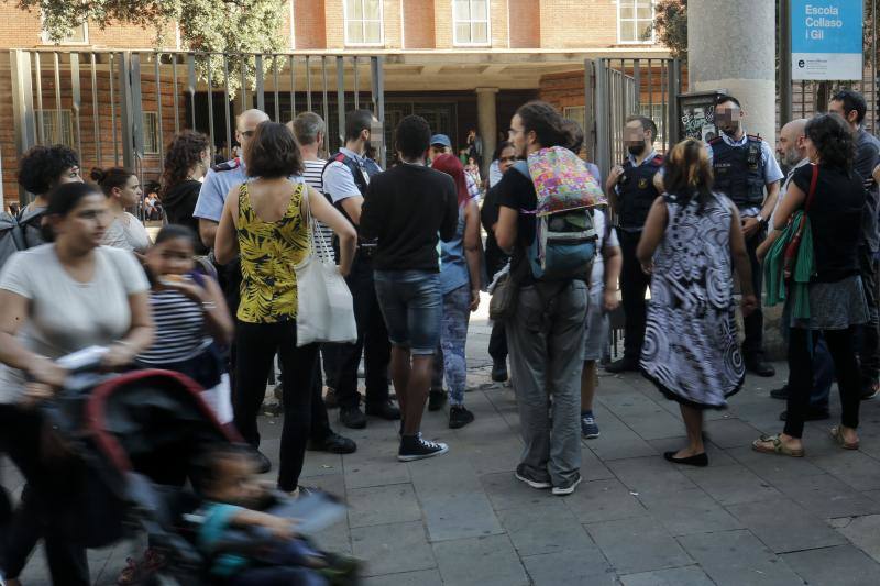 Varias personas han accedido a dos centros educativos del centro de Barcelona