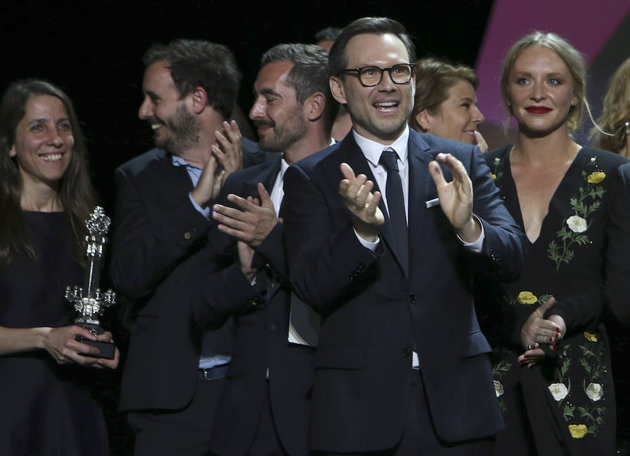 Los premiados y miembros del jurado saludan al público durante la gala de clausura de la 65 edición del Festival Internacional de Cine de San Sebastián.