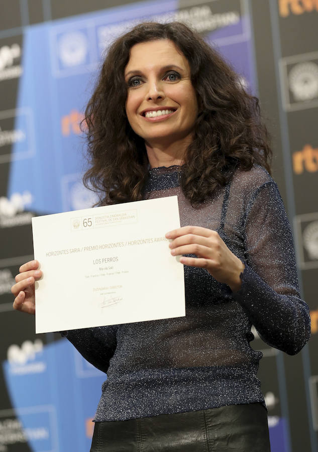 La realizadora chilena Marcela Said agradece el Premio Horizontes Latinos por "Los perros", tras la gala de clausura de la 65 edición del Festival Internacional de Cine de San Sebastián. 