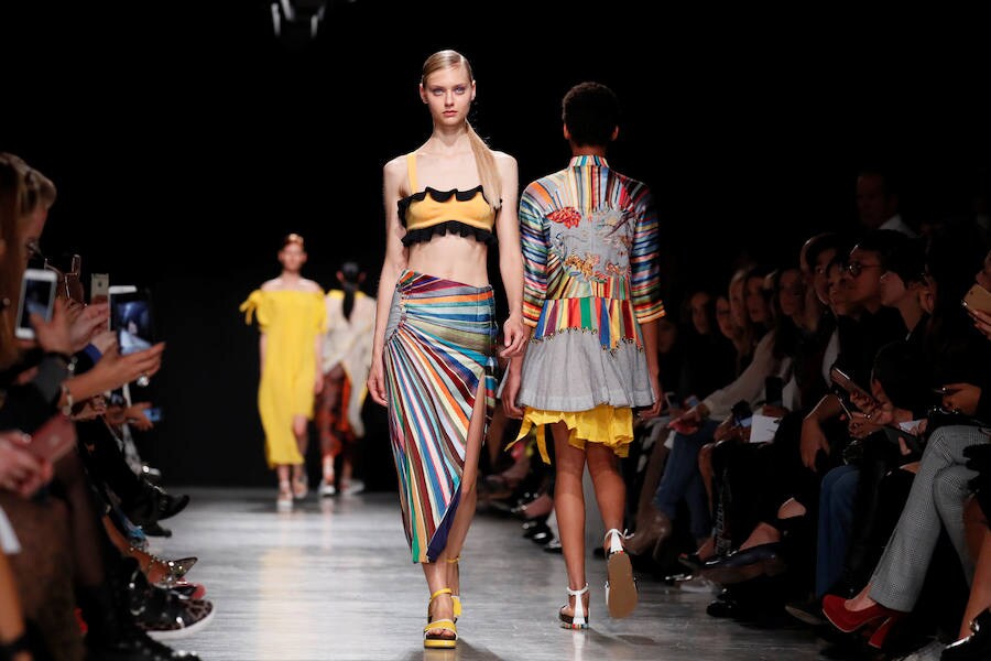 El diseñador indú Rahul Mishra ha mostrado las prendas para la temporada primavera-verano del próximo año