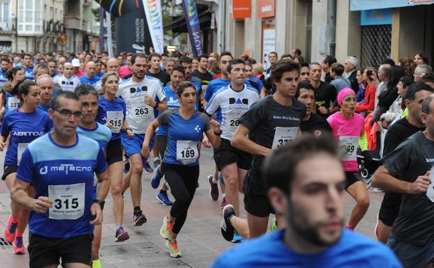 Centenares de personas, agrupados por equipos, participaron en la carrera. 