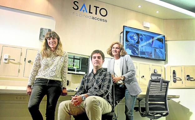 Un joven que vive su primera experiencia laboral en la empresa Salto Systems posa junto a las responsables de Recursos Humanos
