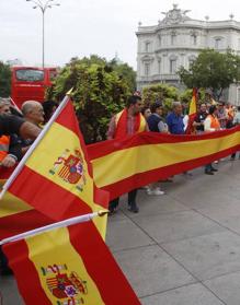 Imagen secundaria 2 - Las dos caras de las manifestaciones en Vitoria. Abajo a la derecha, decenas de personas se han concentrado en Madrid contra la consulta.