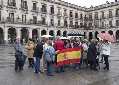 Imagen secundaria 1 - Las dos caras de las manifestaciones en Vitoria. Abajo a la derecha, decenas de personas se han concentrado en Madrid contra la consulta.