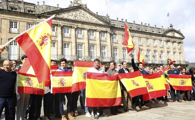 Decenas de personas defienden la unidad de España en Santiago de Compostela.