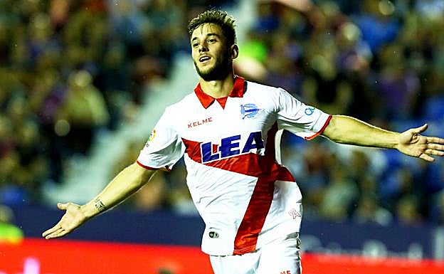 Medrán celebra el segundo gol del Alavés que ha certificado la victoria albiazul en el Ciudad de Valencia. 