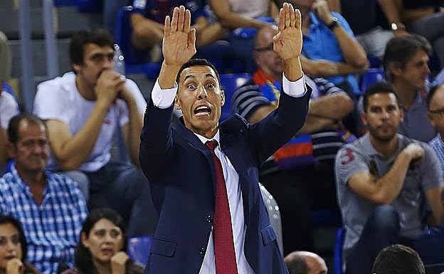 Prigioni da órdenes a sus jugadores en el Palau. 