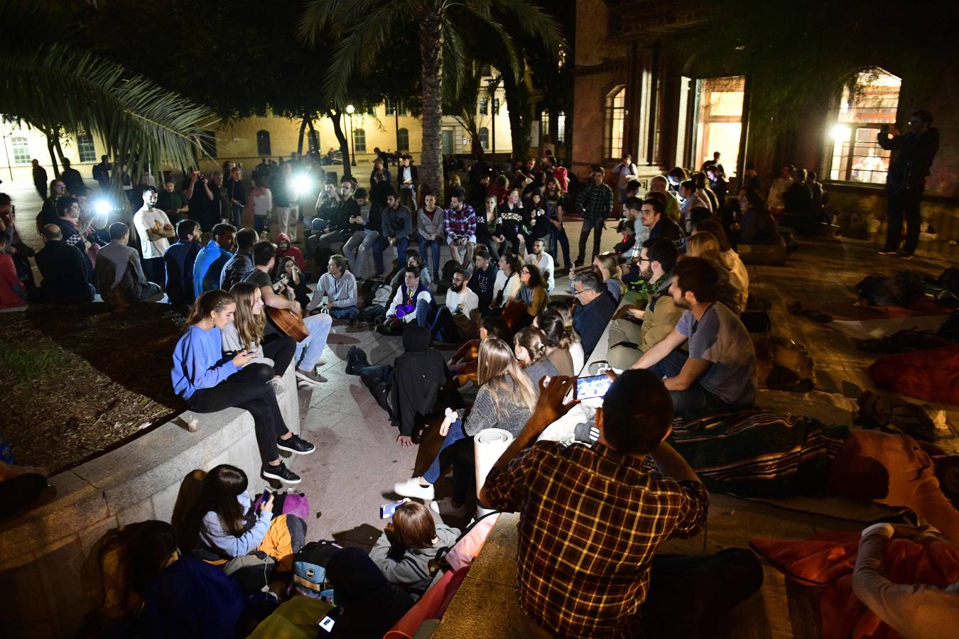 Cientos de personas pasan la noche en los colegios electorales de Cataluña