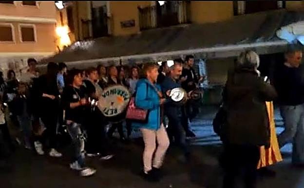 La gente ha salido a la calle en Bermeo.