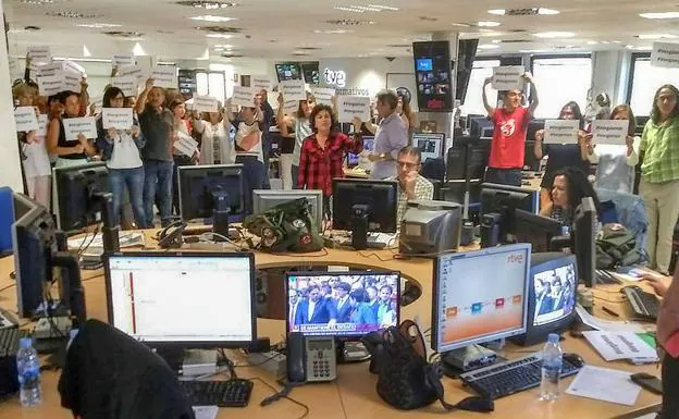 Un momento de la protesta de ayer de varios periodistas de TVE en la redacción de la cadena pública