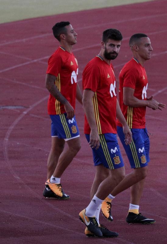 Los aficionados españoles recibieron a Gerard Piqué con insultos y abucheos, y pancartas reclamando su marcha inmediata de la selección española.