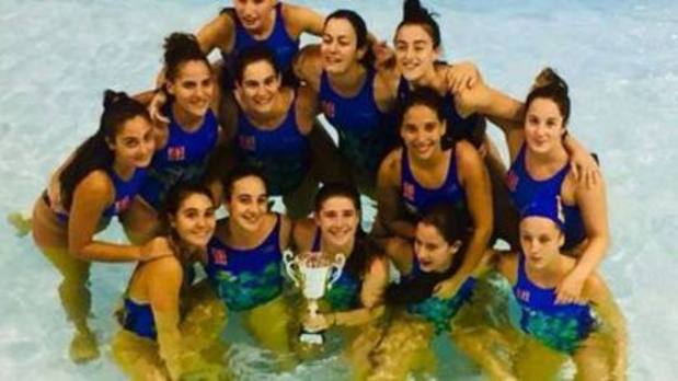 Las chicas, con el trofeo. LEIOA WATERPOLO