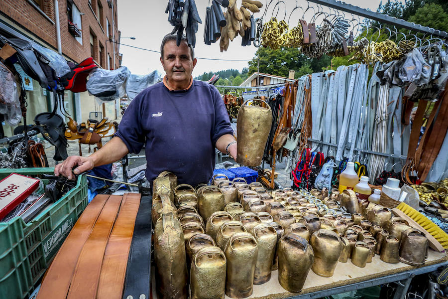 La cita ha contado con puestos de miel, pan, hortalizas, queso, fruta y txakolí, entre otros productos de la zona