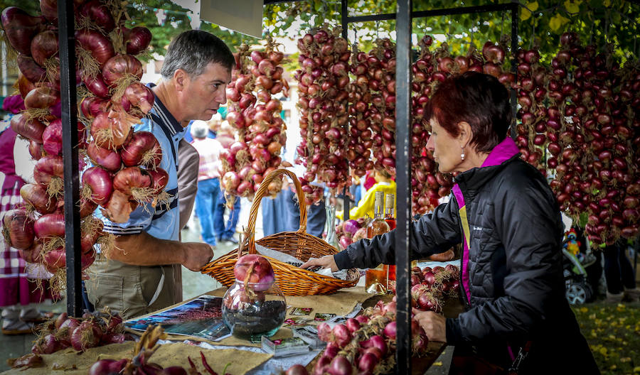 La cita ha contado con puestos de miel, pan, hortalizas, queso, fruta y txakolí, entre otros productos de la zona