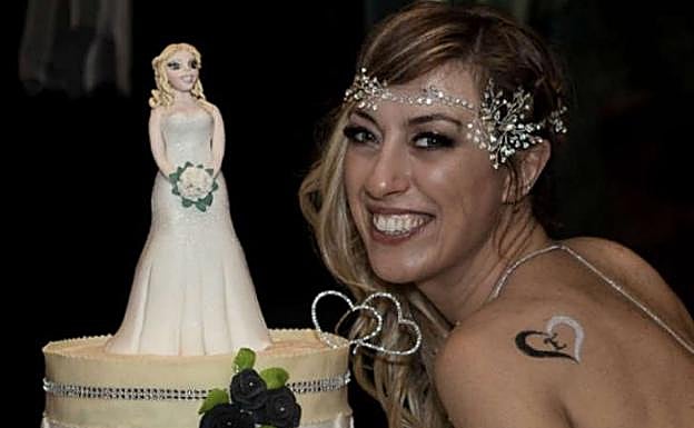 Laura Mesi con su tarta nupcial.