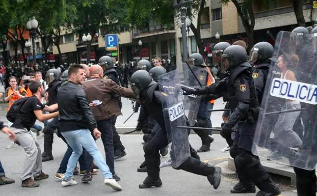 Una de las cargas policiales en Cataluña el 1-0. 