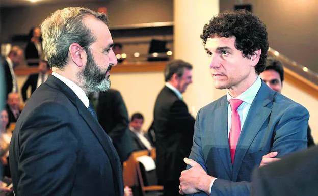 El presidente de Cebek, Iñaki Garcinuño, y el diputado general de Bizkaia, Unai Rementeria, en un acto el pasado verano.