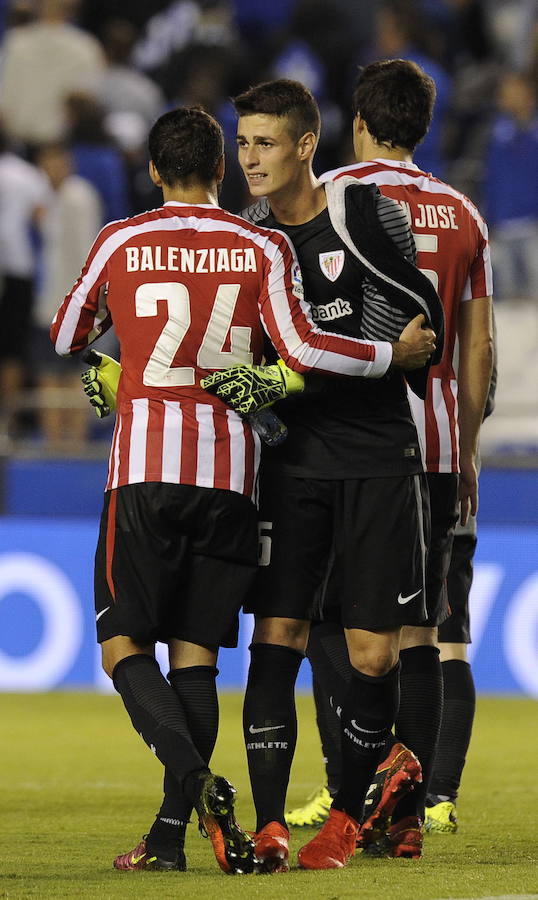 San José y Balenziaga abrazan a Kepa el día de su debut liguero.