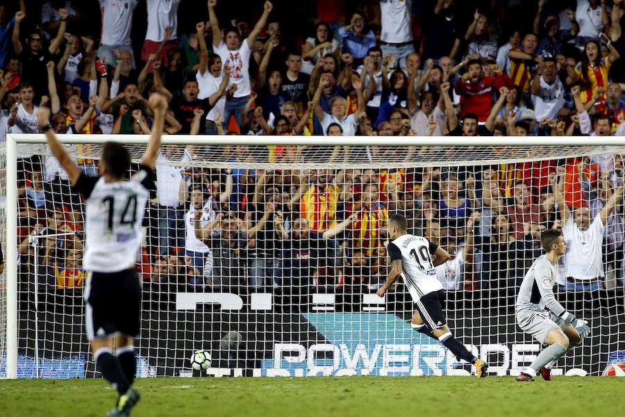 El delantero del Valencia, Rodrigo Moreno, celebra su gol ante el Athletic el pasado fin de semana.