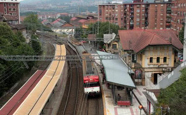 Un tren llega a la estación de Bidebieta.