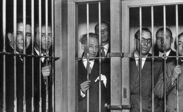 Miembros del Consejo de la Generalitat presos en la cárcel Modelo, con Companys en el centro, tras los sucesos de octubre de 1934.