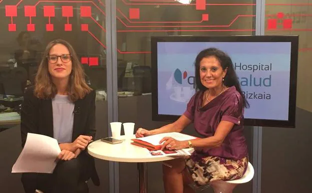 La periodista Marta Madruga y la doctora Isabel Martínez.