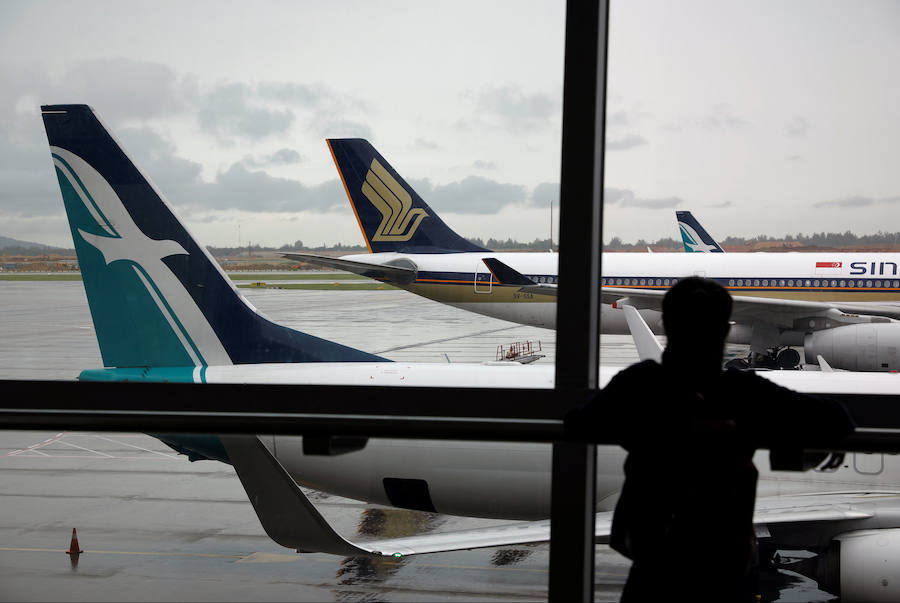 El aeropuerto de Changi, en Singapur, lleva cuatro años recibiendo el premio al mejor aeropuerto del mundo. Ofrece varios parques infantiles, jardines cubiertos y al aire libre, piscina, cines, máquinas que dan masajes en los pies, incontables tiendas y opciones de alimentación para todos los gustos y bolsillos