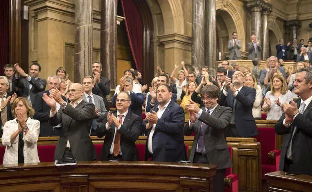 El Constitucional suspende el pleno del Parlament del lunes