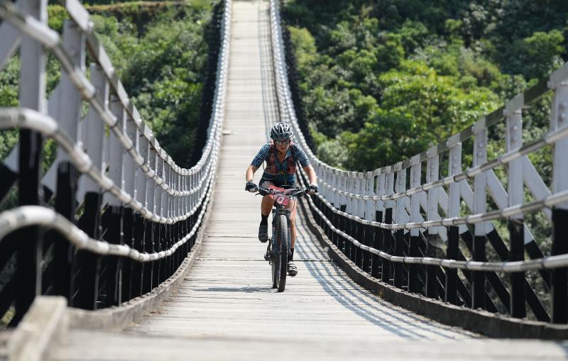 Los ciclistas que participan en la carrera anual de montaña Hero MTB Himalaya alcanzan Barto, alde en el norte del estado indio de Himachal Pradesh. La 13º edición de la competición de Cross Country de ocho etapas en las estribaciones del Himalaya comenzó en Shimla el 29 de septiembre y terminará en Dharamasala el 7 de octubre.