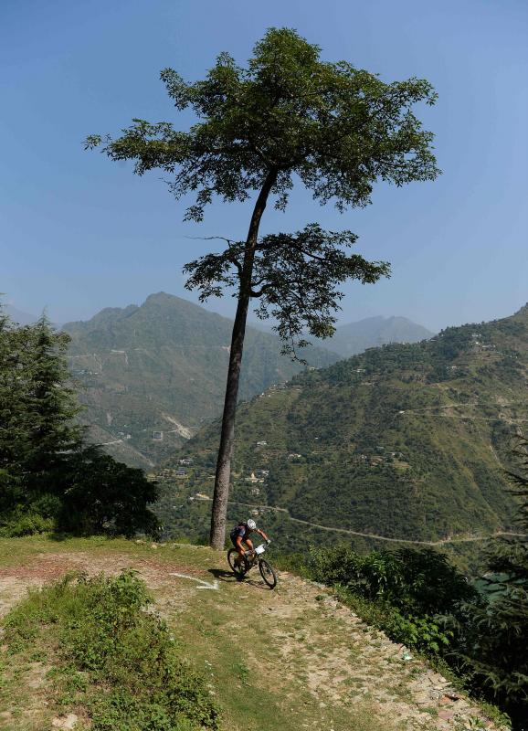 Los ciclistas que participan en la carrera anual de montaña Hero MTB Himalaya alcanzan Barto, alde en el norte del estado indio de Himachal Pradesh. La 13º edición de la competición de Cross Country de ocho etapas en las estribaciones del Himalaya comenzó en Shimla el 29 de septiembre y terminará en Dharamasala el 7 de octubre.