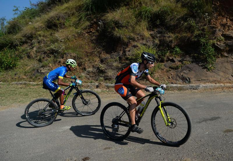 Los ciclistas que participan en la carrera anual de montaña Hero MTB Himalaya alcanzan Barto, alde en el norte del estado indio de Himachal Pradesh. La 13º edición de la competición de Cross Country de ocho etapas en las estribaciones del Himalaya comenzó en Shimla el 29 de septiembre y terminará en Dharamasala el 7 de octubre.