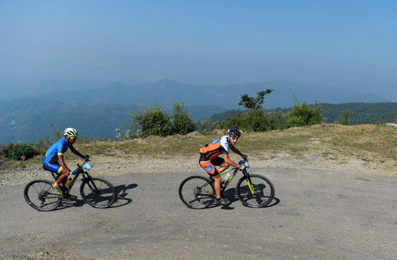 Los ciclistas que participan en la carrera anual de montaña Hero MTB Himalaya alcanzan Barto, alde en el norte del estado indio de Himachal Pradesh. La 13º edición de la competición de Cross Country de ocho etapas en las estribaciones del Himalaya comenzó en Shimla el 29 de septiembre y terminará en Dharamasala el 7 de octubre.