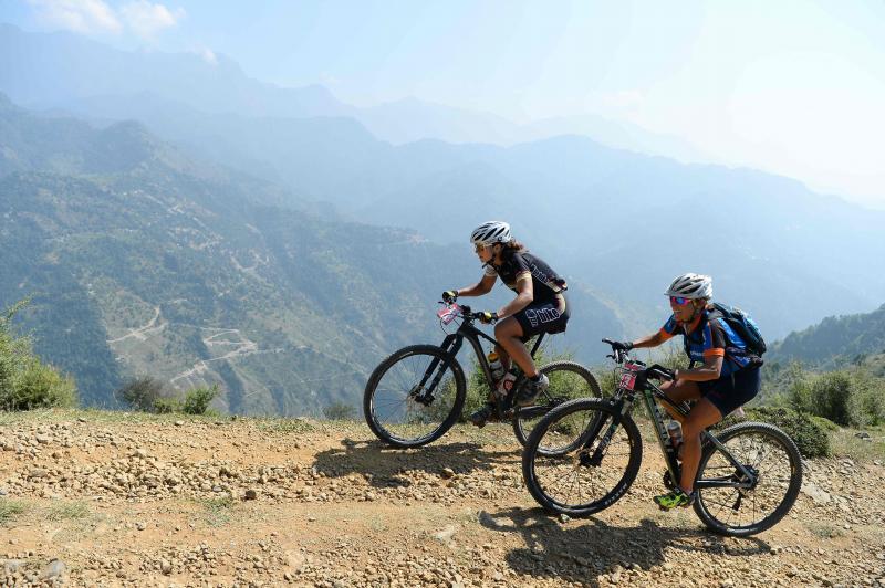 Los ciclistas que participan en la carrera anual de montaña Hero MTB Himalaya alcanzan Barto, alde en el norte del estado indio de Himachal Pradesh. La 13º edición de la competición de Cross Country de ocho etapas en las estribaciones del Himalaya comenzó en Shimla el 29 de septiembre y terminará en Dharamasala el 7 de octubre.