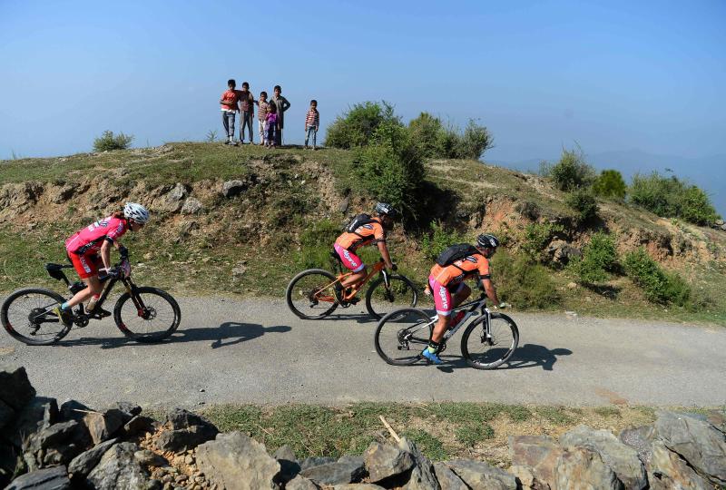 Los ciclistas que participan en la carrera anual de montaña Hero MTB Himalaya alcanzan Barto, alde en el norte del estado indio de Himachal Pradesh. La 13º edición de la competición de Cross Country de ocho etapas en las estribaciones del Himalaya comenzó en Shimla el 29 de septiembre y terminará en Dharamasala el 7 de octubre.