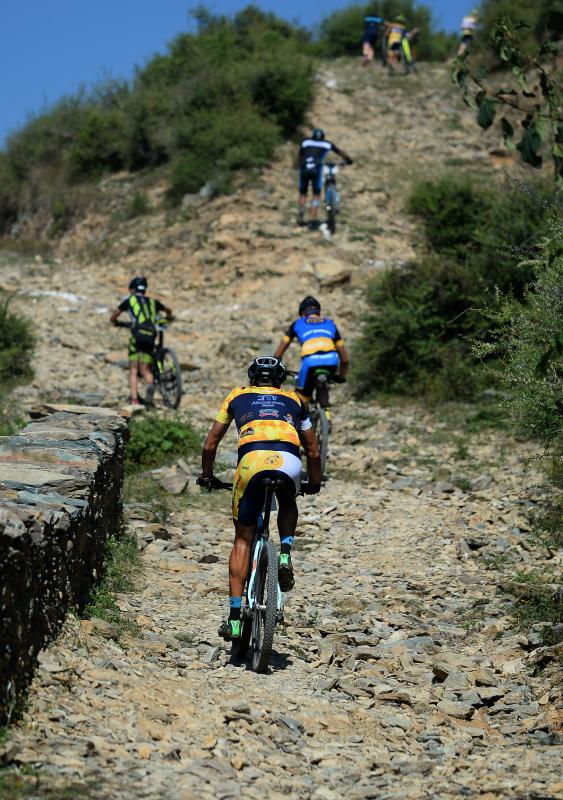 Los ciclistas que participan en la carrera anual de montaña Hero MTB Himalaya alcanzan Barto, alde en el norte del estado indio de Himachal Pradesh. La 13º edición de la competición de Cross Country de ocho etapas en las estribaciones del Himalaya comenzó en Shimla el 29 de septiembre y terminará en Dharamasala el 7 de octubre.