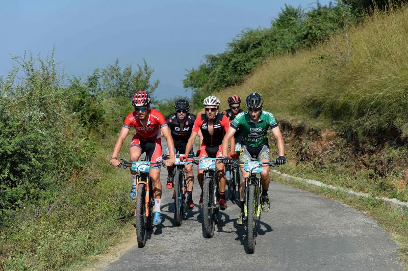 Los ciclistas que participan en la carrera anual de montaña Hero MTB Himalaya alcanzan Barto, alde en el norte del estado indio de Himachal Pradesh. La 13º edición de la competición de Cross Country de ocho etapas en las estribaciones del Himalaya comenzó en Shimla el 29 de septiembre y terminará en Dharamasala el 7 de octubre.