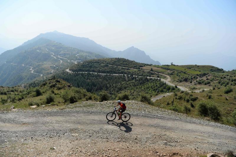 Los ciclistas que participan en la carrera anual de montaña Hero MTB Himalaya alcanzan Barto, alde en el norte del estado indio de Himachal Pradesh. La 13º edición de la competición de Cross Country de ocho etapas en las estribaciones del Himalaya comenzó en Shimla el 29 de septiembre y terminará en Dharamasala el 7 de octubre.