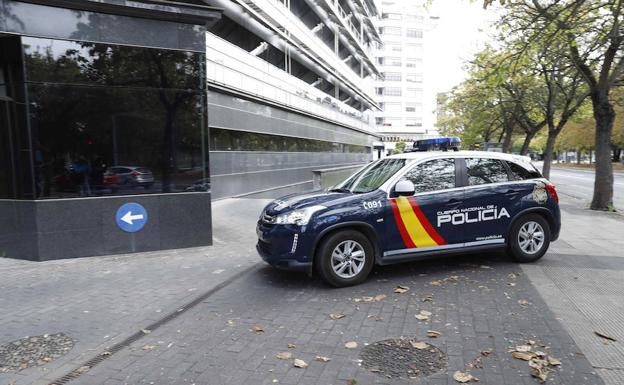 Vehículo policial que trasladó al autor confeso del crimen al Juzgado de Vitoria.