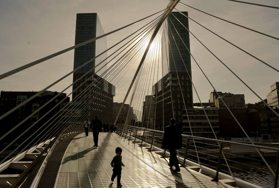 Un suelo de patinaje y conflictos con su creador ensombrecieron los primeros días de la obra de Calatrava, que ha cumplido dos décadas y se ha convertido en un icono de Bilbao