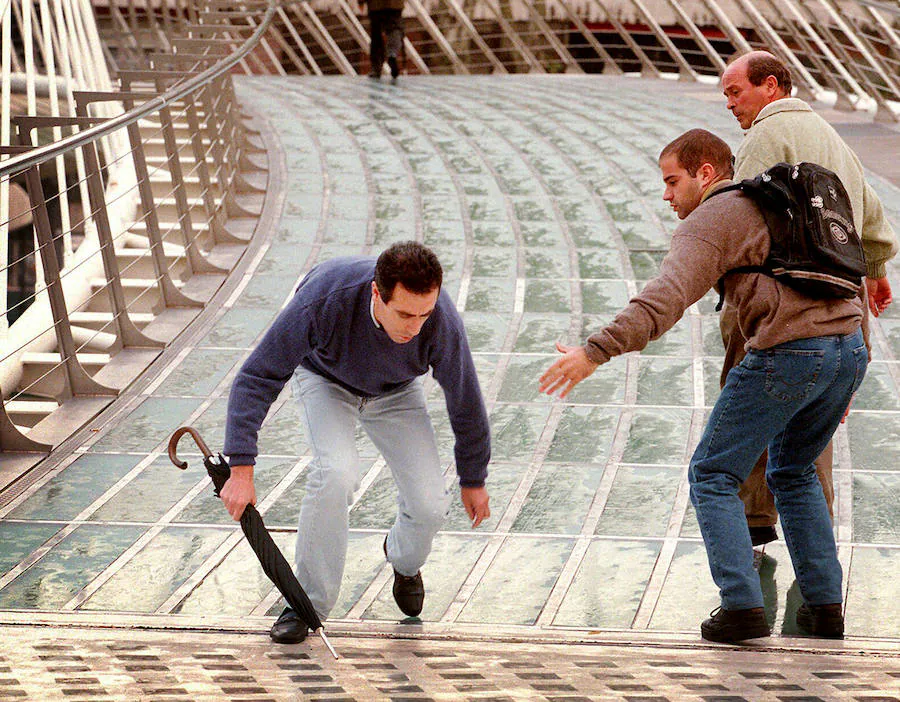 Un suelo de patinaje y conflictos con su creador ensombrecieron los primeros días de la obra de Calatrava, que ha cumplido dos décadas y se ha convertido en un icono de Bilbao