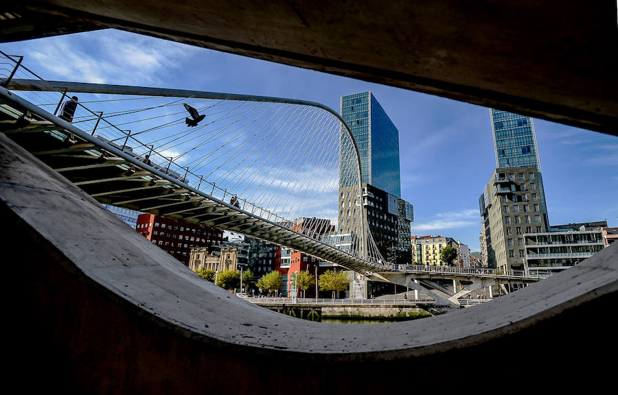 Un suelo de patinaje y conflictos con su creador ensombrecieron los primeros días de la obra de Calatrava, que ha cumplido dos décadas y se ha convertido en un icono de Bilbao