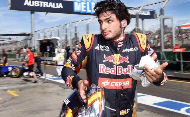 Carlos Sainz vistiendo la escudería Red Bull